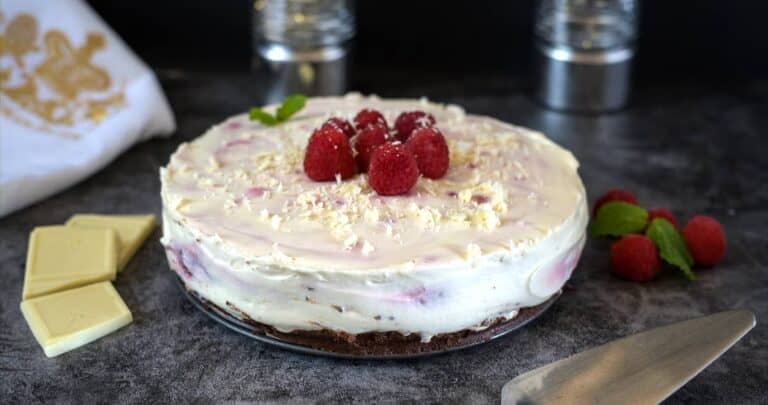 white chocolate cheesecake with raspberries